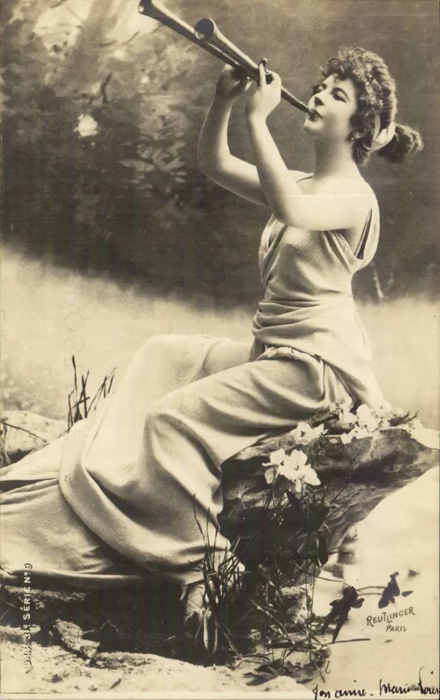 Junge Frau in einem antiken Kleid, das ein Blasinstrument spielt — Reutlinger Paris, Serie Nr. 9 - Vorderseite