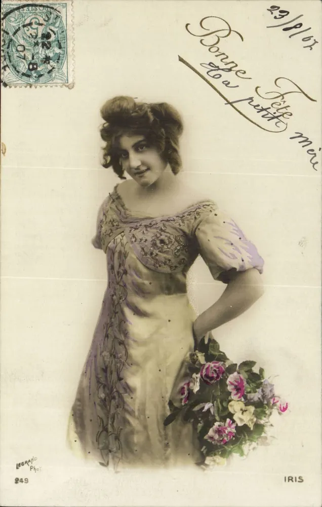 Junge Frau in gestreifter Kleidung — mit Blumenstrauß — Photographie von Légrand, Nr. 249 — veröffentlicht von IRIS - Vorderseite