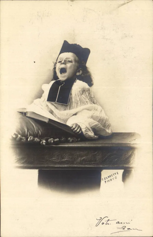 Kind in Chanoine-Kleidung — C. Celavette Photo, Paris — Seriennummer nicht sichtbar - Vorderseite