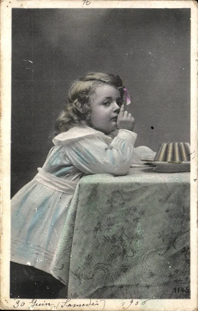 Menina sentada à mesa — fotografia — 30 Guin, Sábado, 1906 — n° 1145 - Frente