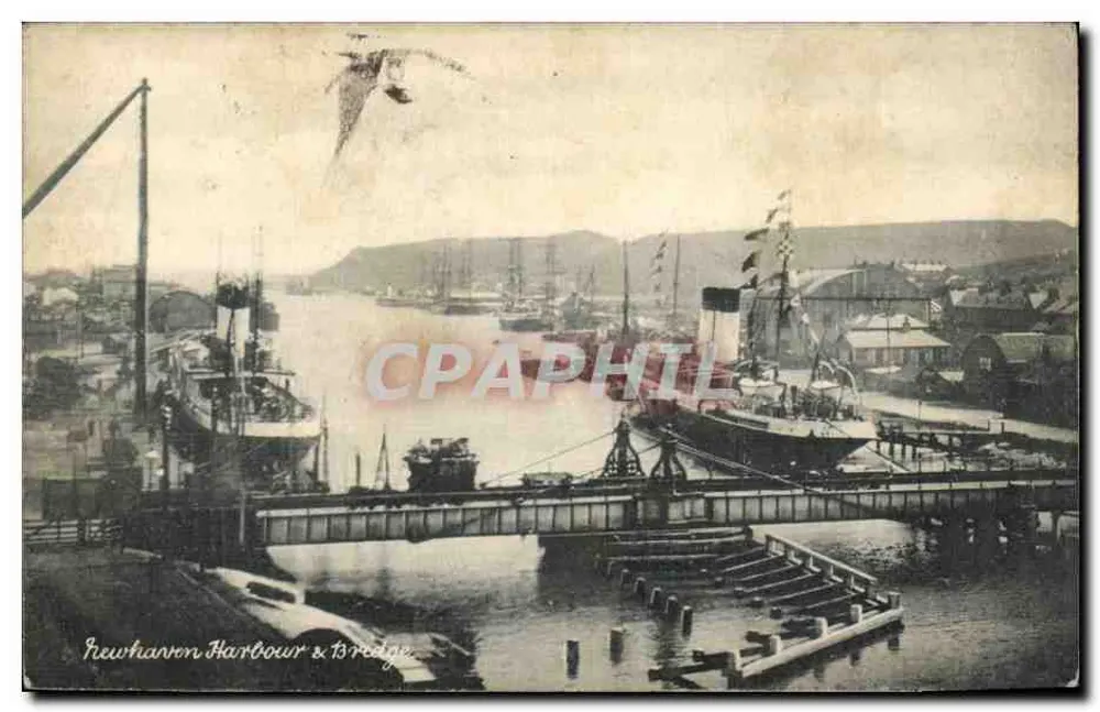 Newhaven Harbour & Bridge — Hafenansicht mit Schiffen und Brücke — unbekannter Verlag, Seriennummer nicht sichtbar - Vorderseite