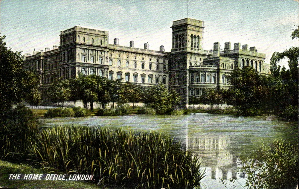 Das Home Office, London — Blick auf das Gebäude mit Teich — Verlag P.P. & P.C.9, Croydon - Vorderseite