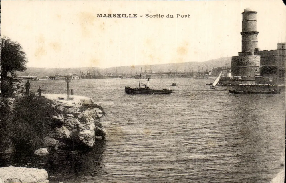 MARSEILLE - Saída do Porto — vista do porto com farol e barcos - Frente