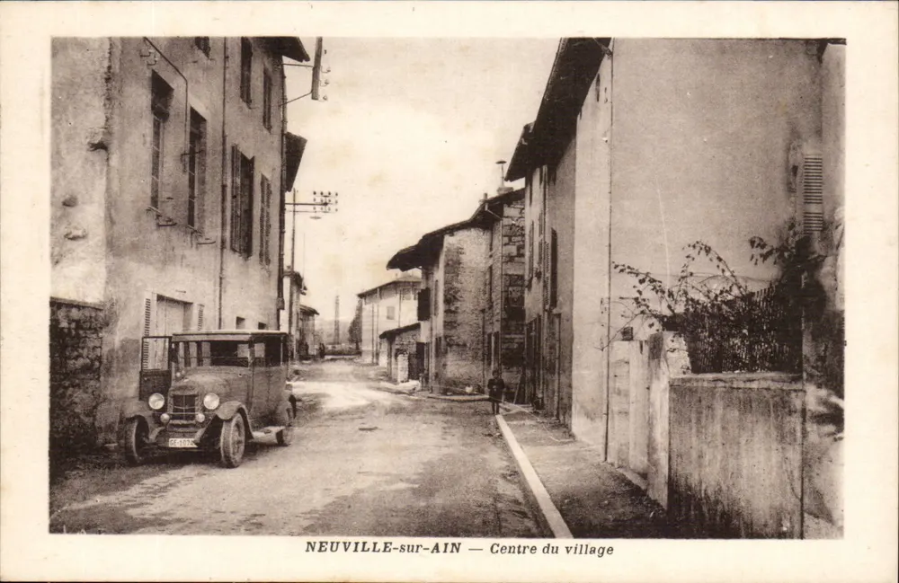 Neuville-sur-Ain — Zentrum des Dorfes - Vorderseite