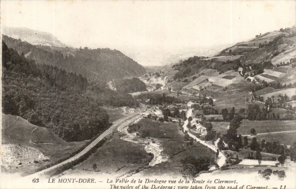 Le Mont-Dore — Blick auf die Dordogne-Tal von der Straße von Clermont — LL - Vorderseite