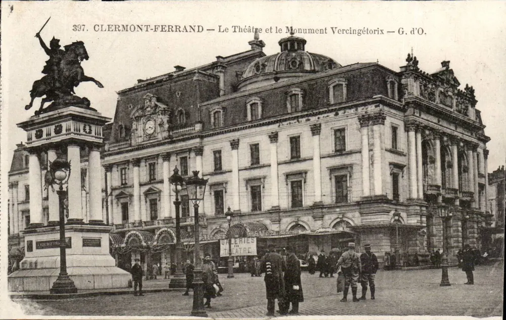 Clermont-Ferrand — Das Theater und das Denkmal Vercingétorix — G. d'O. - Vorderseite