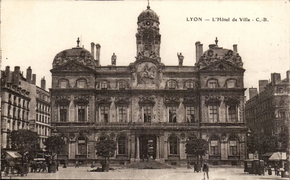LYON — O Hotel de Ville — C.-B. - Frente