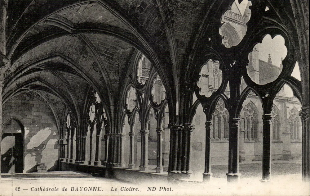 Catedral de BAYONNE — O Claustro — ND Phol. n°82 - Frente