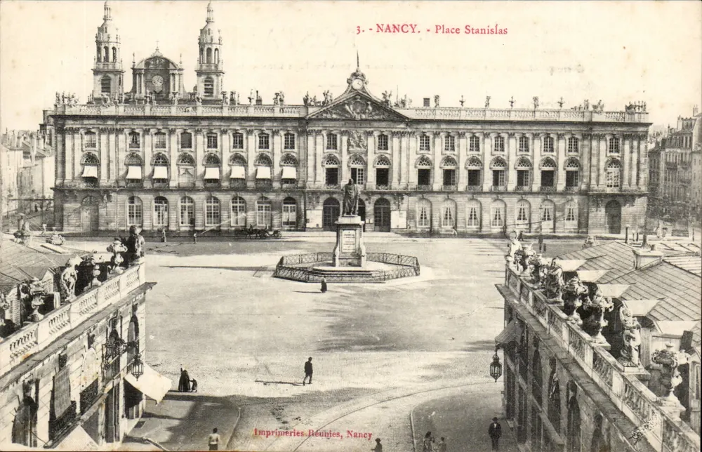 NANCY - Place Stanislas — vista panorâmica com a estátua central — Imprimeries Réunies, Nancy, n°3 - Frente