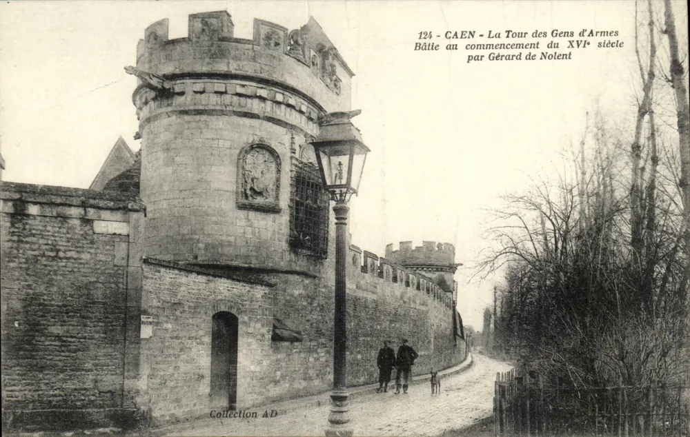 CAEN - A Torre dos Homens de Armas — Construída no início do século XVI por Gérard de Nolent — Coleção AD - Frente