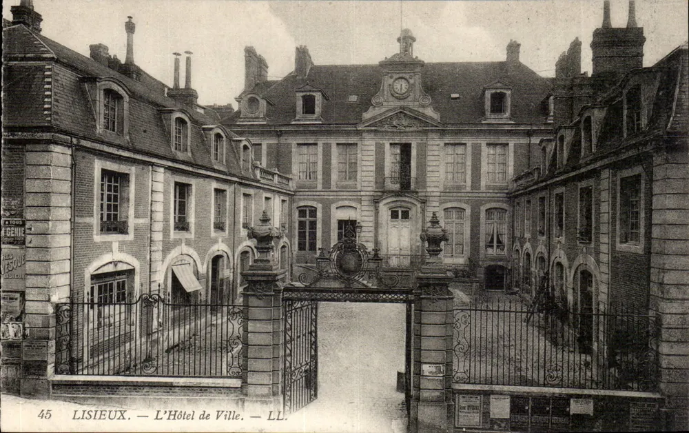 Lisieux — O Hotel de Ville — LL. - Frente