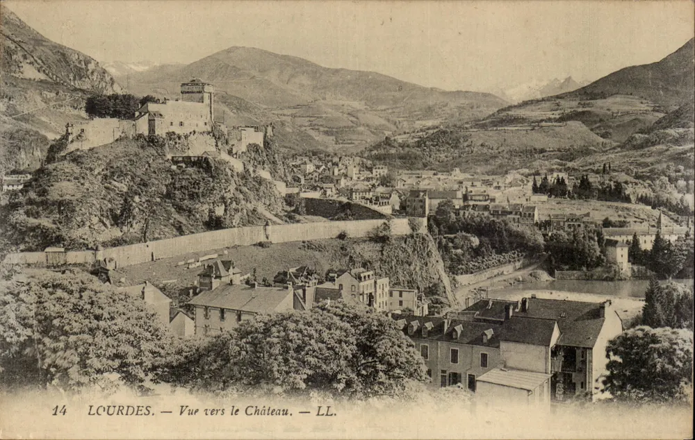 Lourdes — Vista em Direção ao Castelo — LL. - Frente