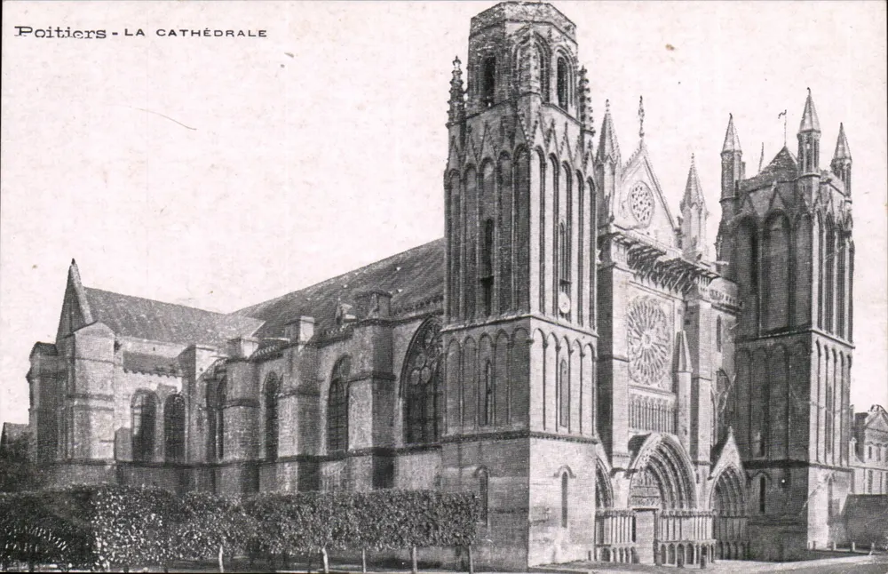 Poitiers - A CATEDRAL — vista do edifício gótico com seu portal e seu campanário - Frente