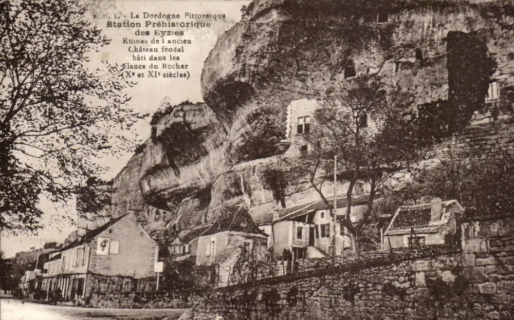 Les Eyzies — Estação Pré-Histórica — Ruínas do castelo feudal nos flancos da rocha (séculos X e XII) — Fot. P. Baudrillat & Sarlat - Frente