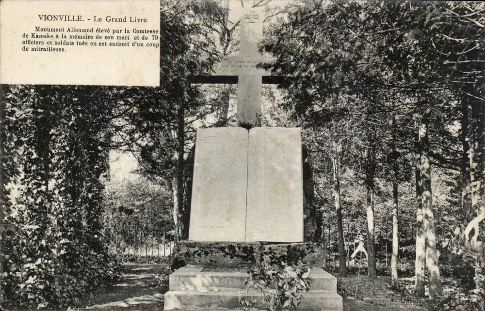 Vionville - Das Große Buch - Deutscher Denkmal errichtet von der Gräfin Kameke zur Erinnerung an ihren Ehemann und 79 Offiziere und Soldaten, die an diesem Ort durch Maschinengewehrfeuer getötet wurden - Vorderseite