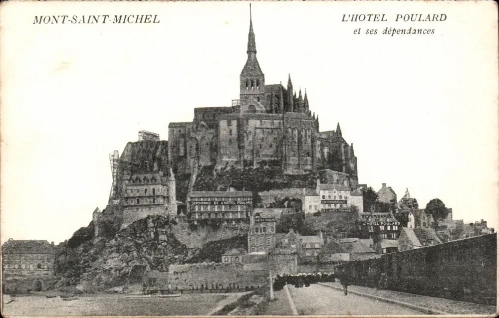 Mont-Saint-Michel — Ansicht des Hotels Poulard und seiner Anlagen - Vorderseite