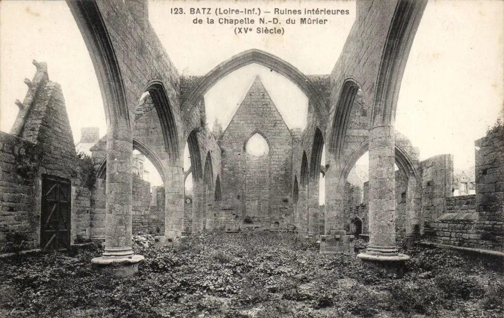 Batz (Loire-Inf.) — Innere Ruinen der Kapelle Notre-Dame du Mûrier (15. Jahrhundert) - Vorderseite