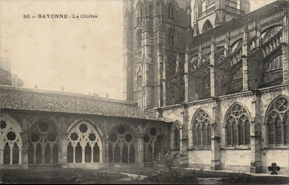 Bayonne - O Claustro — vista do claustro gótico com a catedral em segundo plano — editor C&C, n°30 - Frente