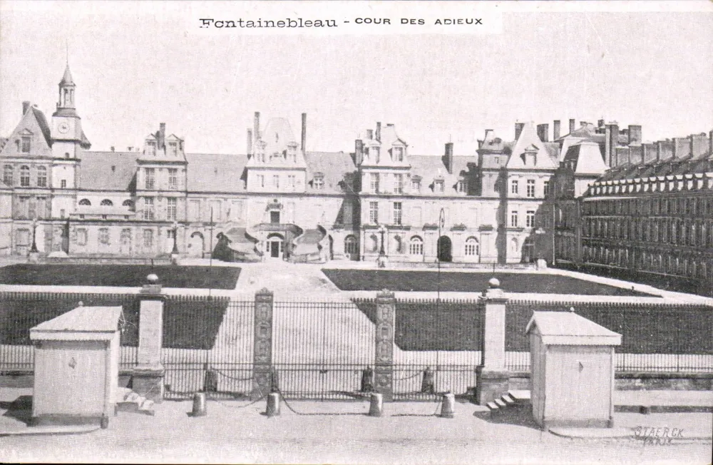 Fontainebleau — Cour des Adieux — Staerck Paris - Vorderseite