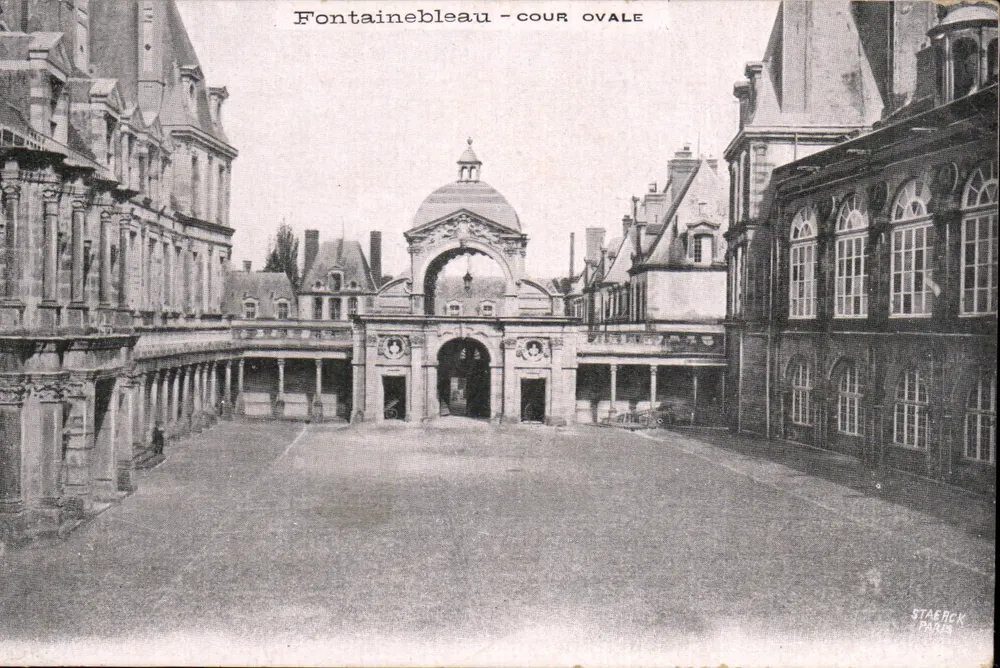 Fontainebleau — Cour Ovale — Staerck Paris - Voorkant