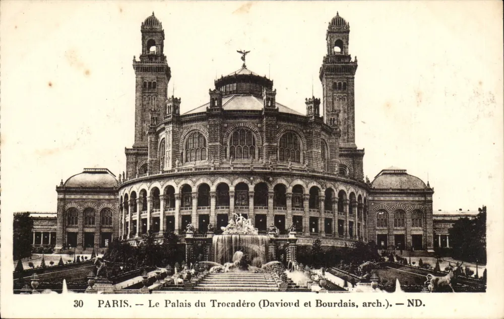 Paris — O Palácio do Trocadéro (Davioud e Bourdais, arq.) — ND. - Frente