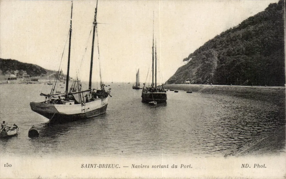 Saint-Brieuc — Navios saindo do Porto — ND. Fot. - Frente