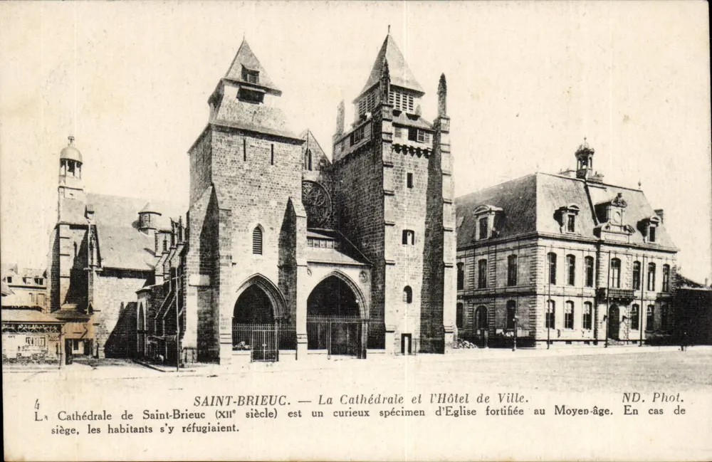 Saint-Brieuc — Die Kathedrale und das Rathaus. ND. Phot. - Vorderseite