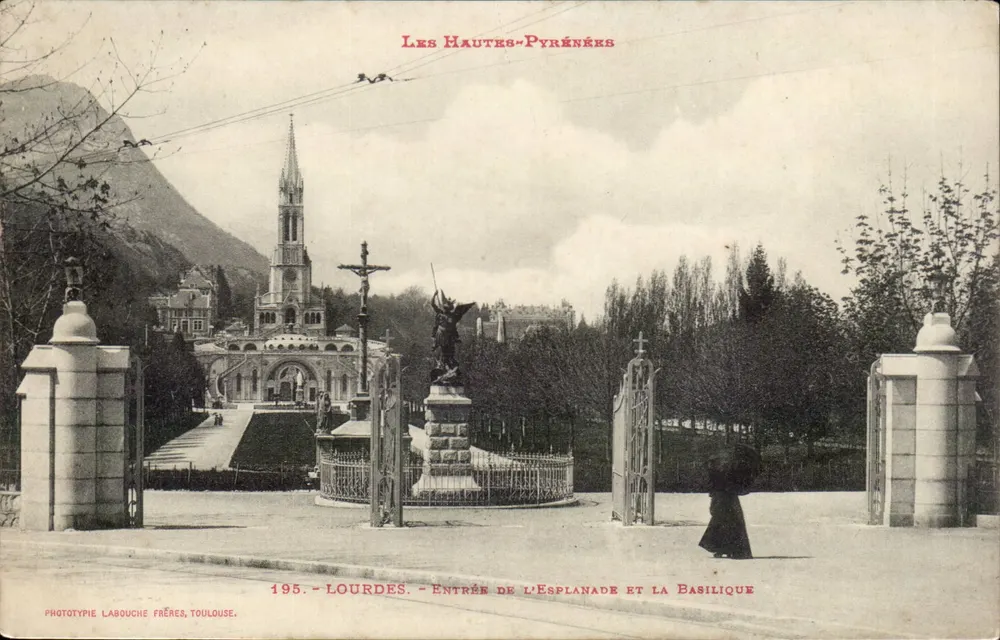 Lourdes — Entrada da Esplanada e a Basílica — Fototipia Labouche Frères, Toulouse - Frente