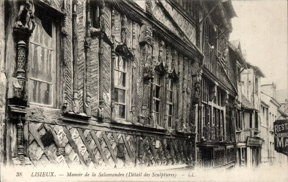 Lisieux — Mansão da Salamandra (Detalhe das Esculturas) — LL. - Frente