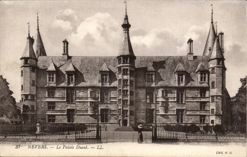 Nevers — O Palácio Ducal — Edit. N.G. - Frente