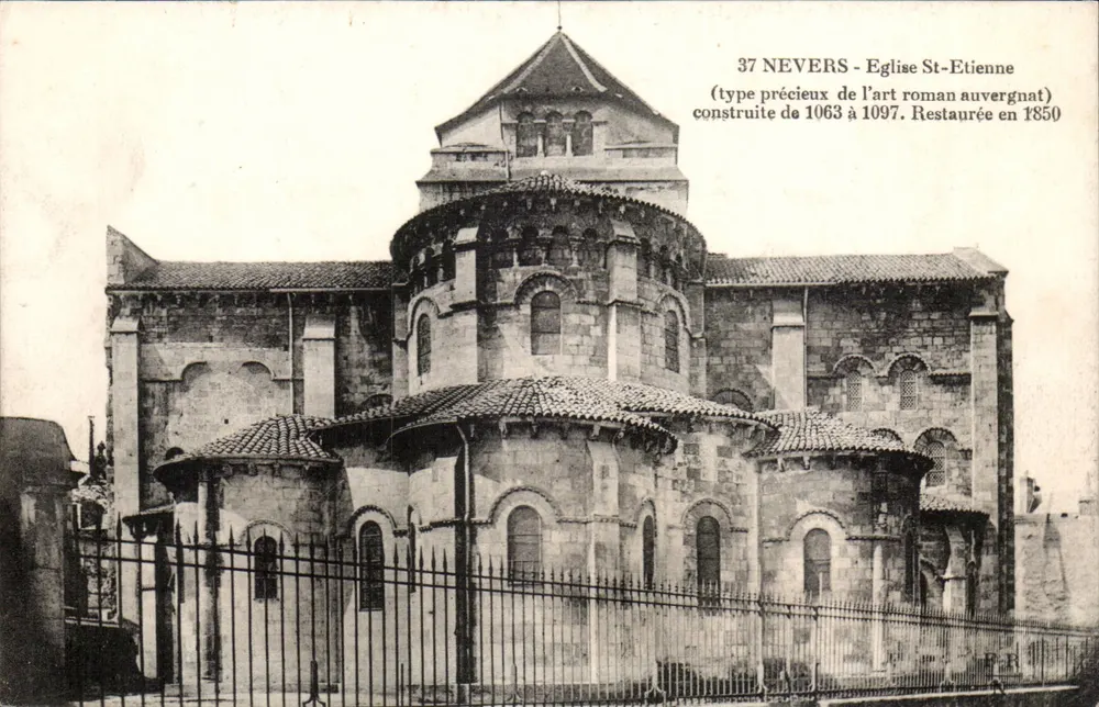 Nevers - Igreja de São Etienne — tipo precioso da arte romana auvergnata, construída 1063-1097, restaurada 1850 - Frente