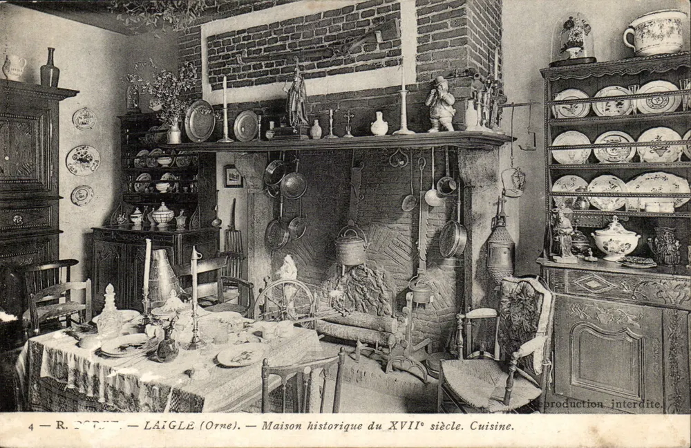 Laigle (Orne) — Historisches Haus des 17. Jahrhunderts. Küche — R. Point, n°4 - Vorderseite