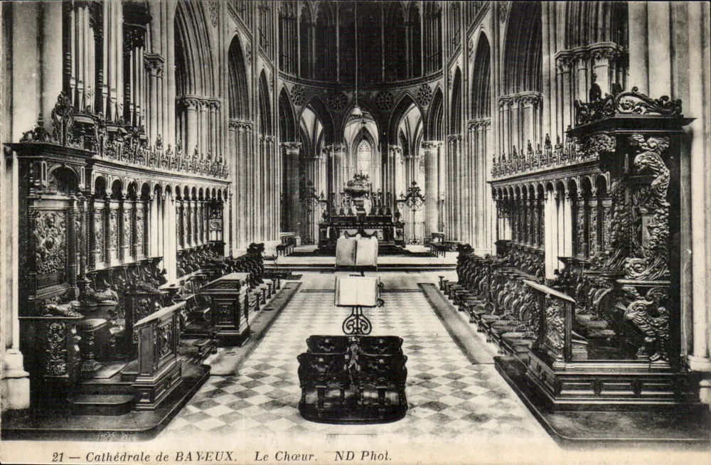 Catedral de BAYEUX — O Coro — ND Phol. - Frente
