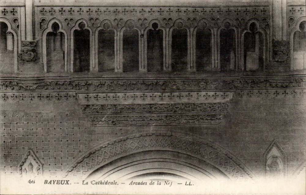 Bayeux — Die Kathedrale — Arcaden der Kirche — LL. - Vorderseite