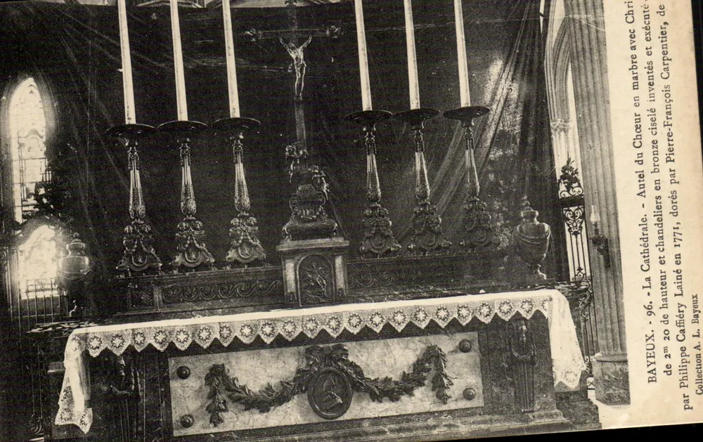 BAYEUX - Die Kathedrale. - Altar des Chors mit Kreuz, Kerzenleuchtern und Schmuckstücken - von Philippe Caffiéry und Pierre-François Lainé, 1771 - Vorderseite