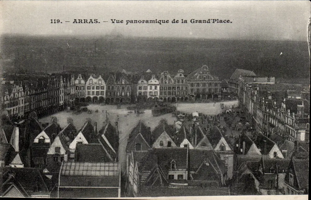 Arras — Panoramische Ansicht der Grand'Place — unbekannter Verlag, Nr. 119 - Vorderseite