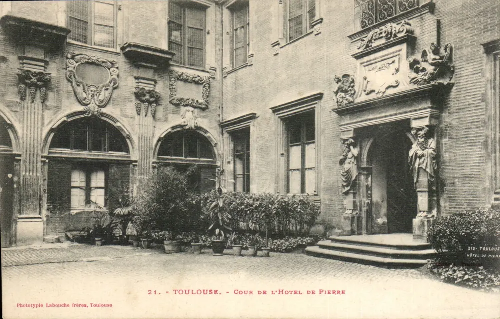 Toulouse — Cour de l'Hôtel de Pierre — Phototypie Laboniche frères, Toulouse - Recto