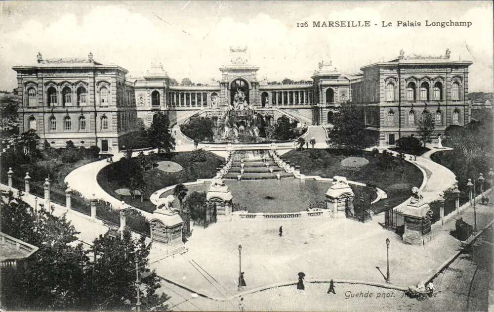 Marselha - O Palácio Longchamp — vista do jardim com fonte — Guehde fot. - Frente