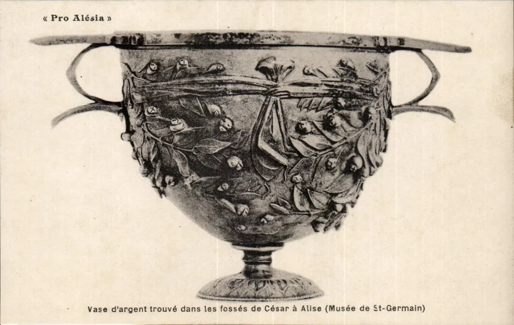 Silbergefäß, das in den Gräben von Caesar in Alise gefunden wurde — Musée de St-Germain - Vorderseite