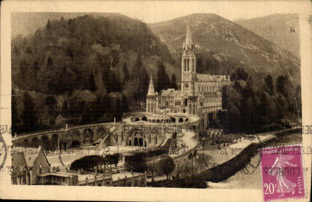 Lourdes — Vista geral da Basílica — Edit. P. Douet, n°32 - Frente