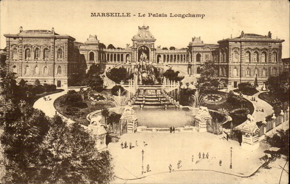MARSEILLE - O Palácio Longchamp — vista do jardim com fonte e edifícios - Frente