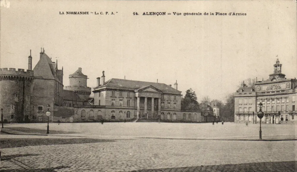 Alençon — Vista geral da Place d'Armes — La Normandie 'La C.P.A.' n°14 - Frente