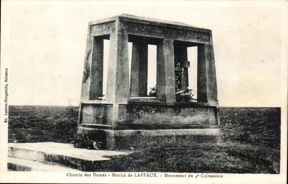 Chemin des Dames - Moulin de Laffaux - Denkmal der 4. Kürassiere - Vorderseite