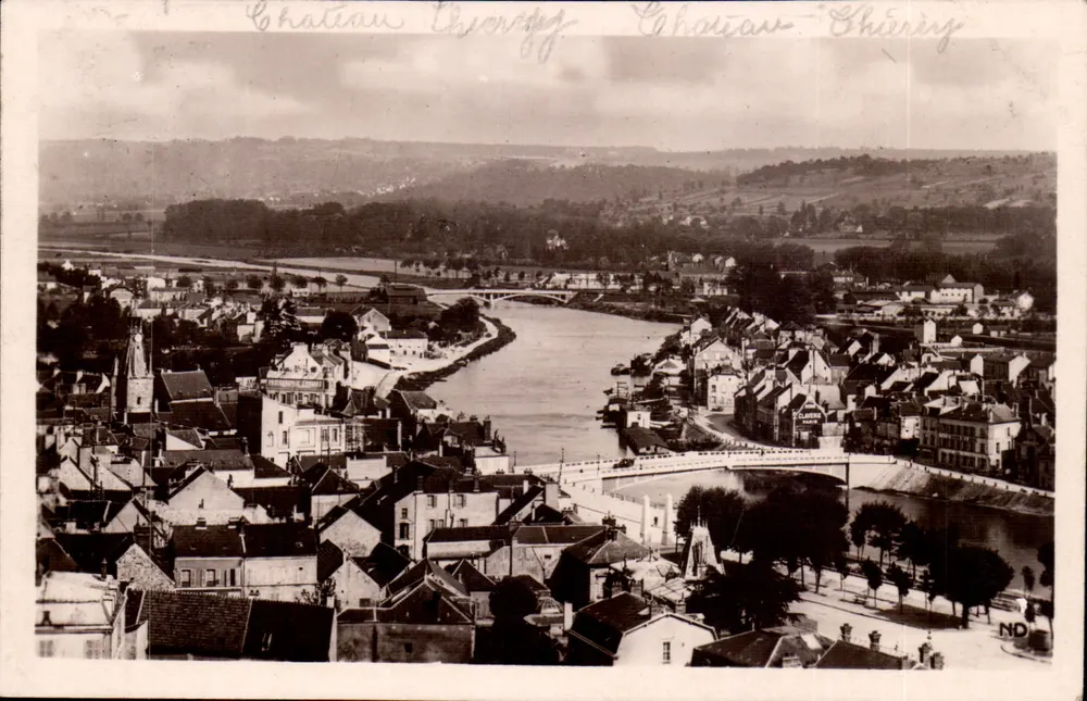 Châtain-Thierry — Luftbild des Dorfes und des Flusses — ND - Vorderseite