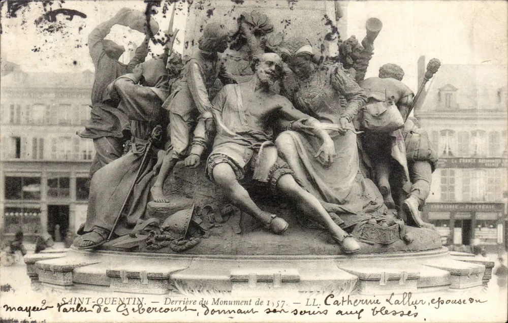 Saint-Quentin — Traseiro do Monumento de 1917 — LL. Catherine Lallur, esposa do prefeito - Frente