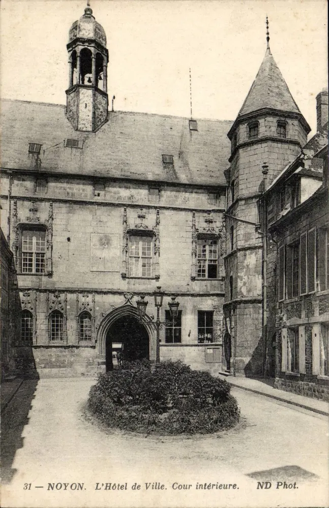 Noyon — O Hotel de Ville. Cour intérieure — ND Fot. n°31 - Frente