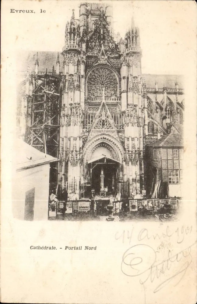 Evreux, die Kathedrale — Nordportal — La Poste - Vorderseite