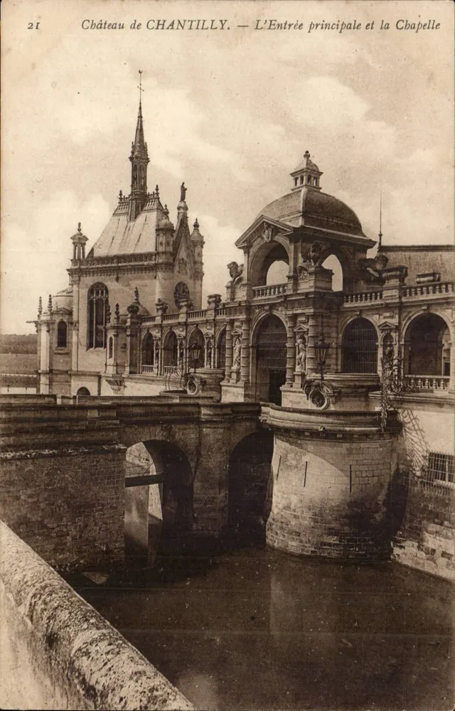 Schloss CHANTILLY — Der Haupteingang und die Kapelle - Vorderseite
