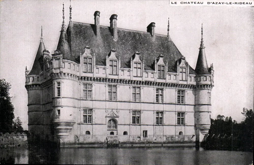O Castelo de Azay-le-Rideau — vista do castelo sobre a água — editor não identificado, número de série não visível - Frente