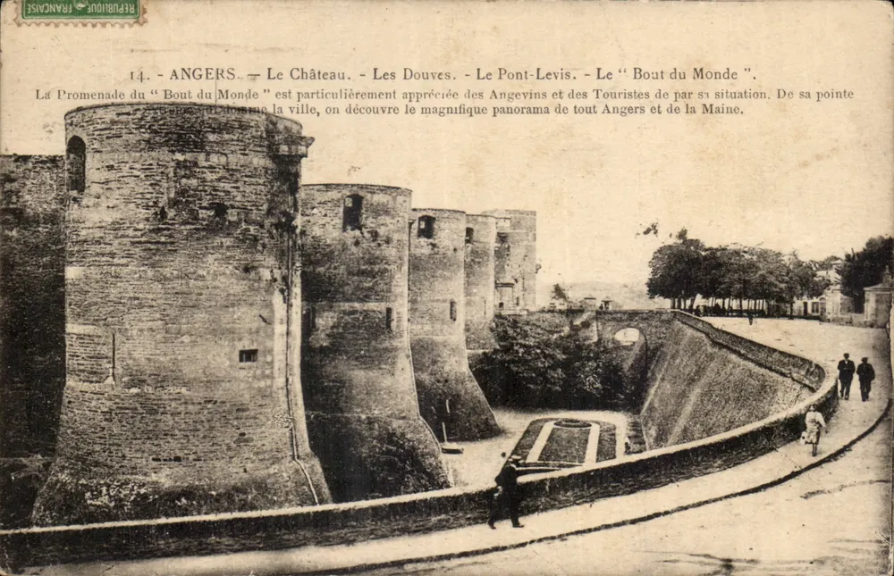 Angers — Das Schloss. — Die Gräben. — Der Pont-Levis. — Der « Bout du Monde ». - Vorderseite